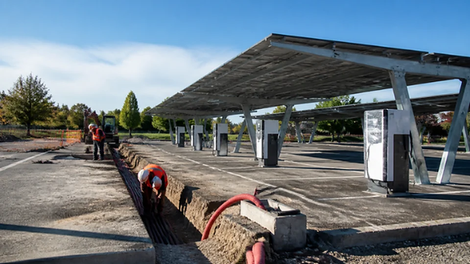 Ombrières photovoltaïques et bornes de recharge, tranchée de raccordement en cours